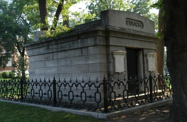 Chicago City Cemetery:Couch Mausoleum