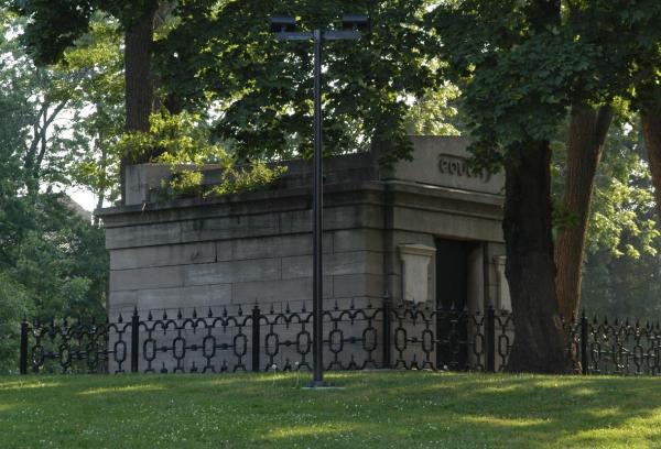 Chicago City Cemetery:Couch Mausoleum