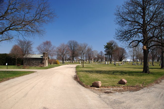 Mound Grove Cemetery: inside the gate