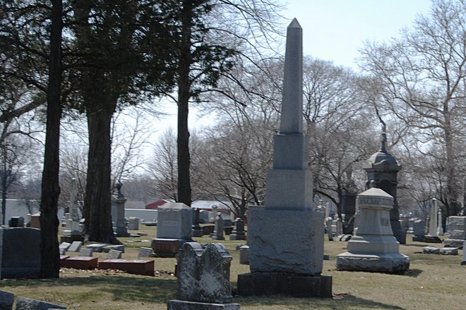 Mound Grove Cemetery: Obelisk on cubes