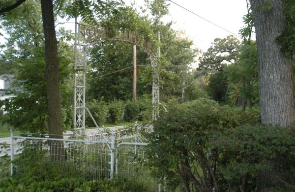 Long Grove:Entrance Arch from behind