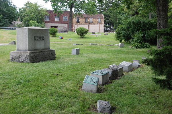 Oak Wood Cemetery, Waukegan: Senator William E. Mason