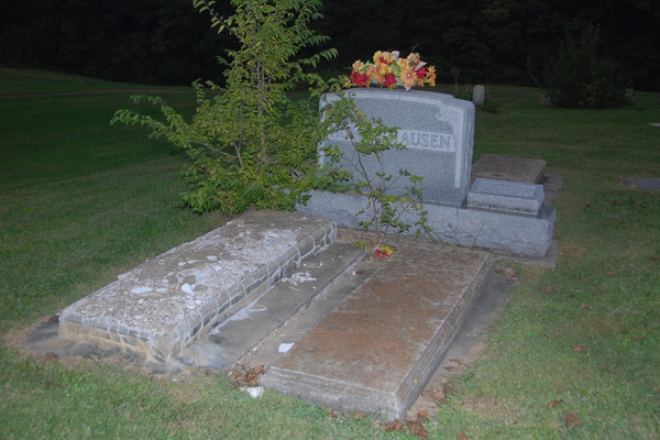 Evangelical St. Marcus Cemetery: Homrighausen and tree