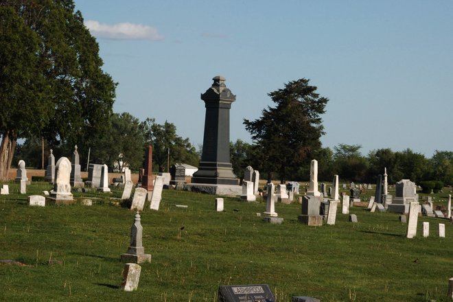 Rushville City Cemetery: dark shaft