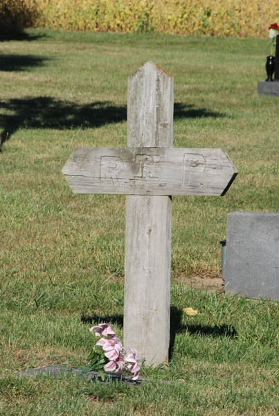 Graveyards of Carlock: wood cross