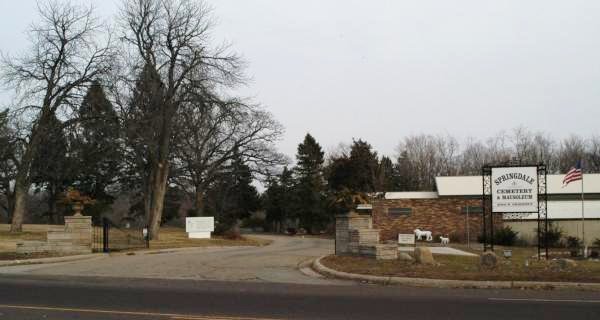 Springdale Cemetery, Peoria:Entrance